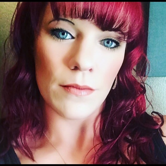 Meet your Posher, Amanda - Picture 2 of 7